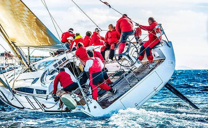 赛道上的竞技巅峰：运动赛车赛事的精彩瞬间与竞赛规则